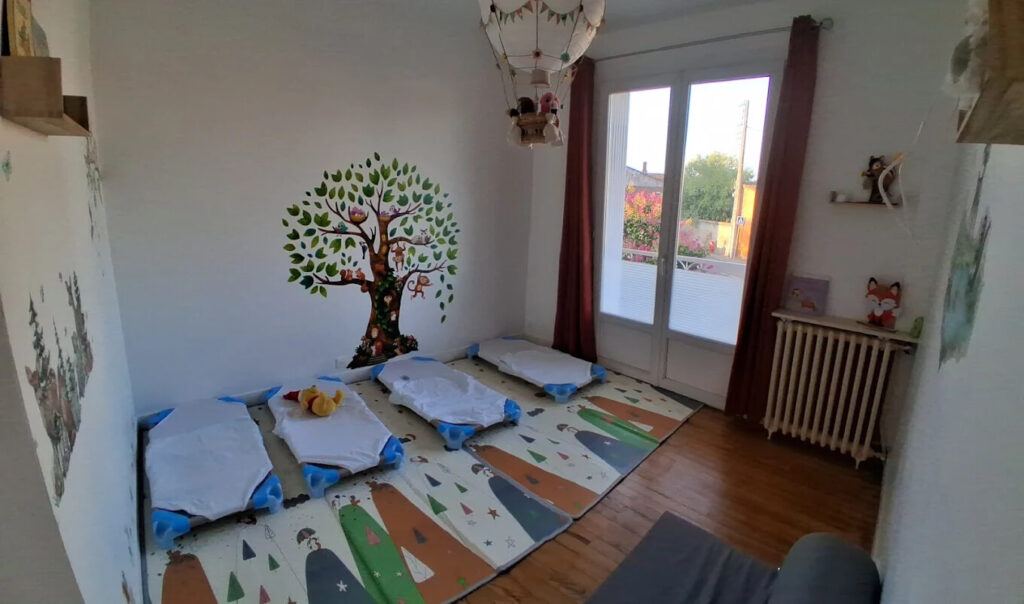 chambre-enfants-moyens-grands-mam-super-poppins.jpg Chambre de repos aménagée pour les enfants moyens et grands avec lits, et décoration apaisante à la MAM Super Poppins (garde enfants type crèche à Blagnac, Beauzelle et Colomiers).