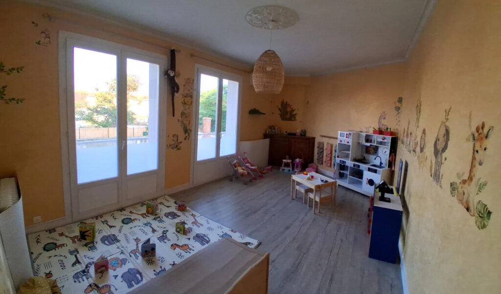 grande-salle-jeux-eveil-mam-super-poppins.jpg Grande salle de jeux et d'éveil (lieu de garde enfants type crèche) aménagée avec cuisine pour enfants, tapis de jeu, et décoration jungle à la MAM Super Poppins à Blagnac, Beauzelle et Colomiers.