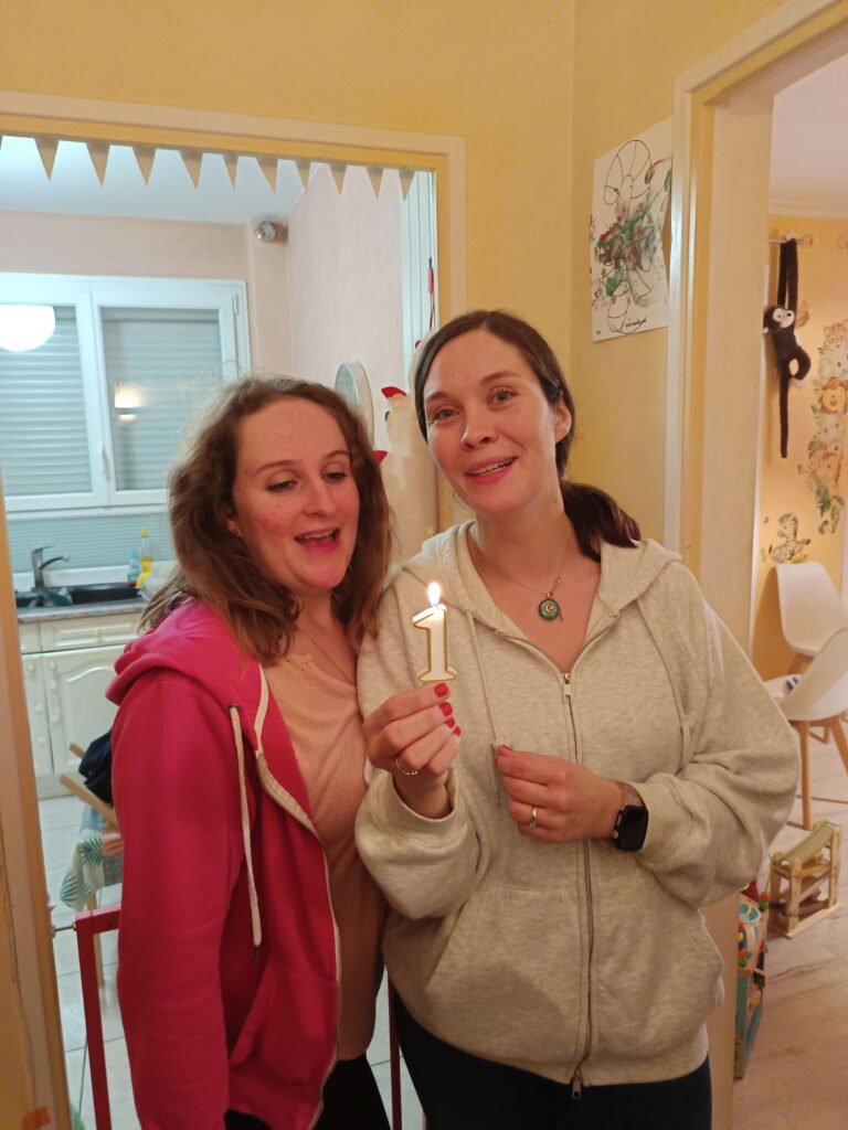 anniversaire-1-an-mam-super-poppins-assistantes.jpg Les deux assistantes maternelles (service de garde enfants type crèche) de la MAM Super Poppins (Blagnac, Beauzelle, Colomiers) soufflant la bougie pour célébrer le premier anniversaire d'ouverture.