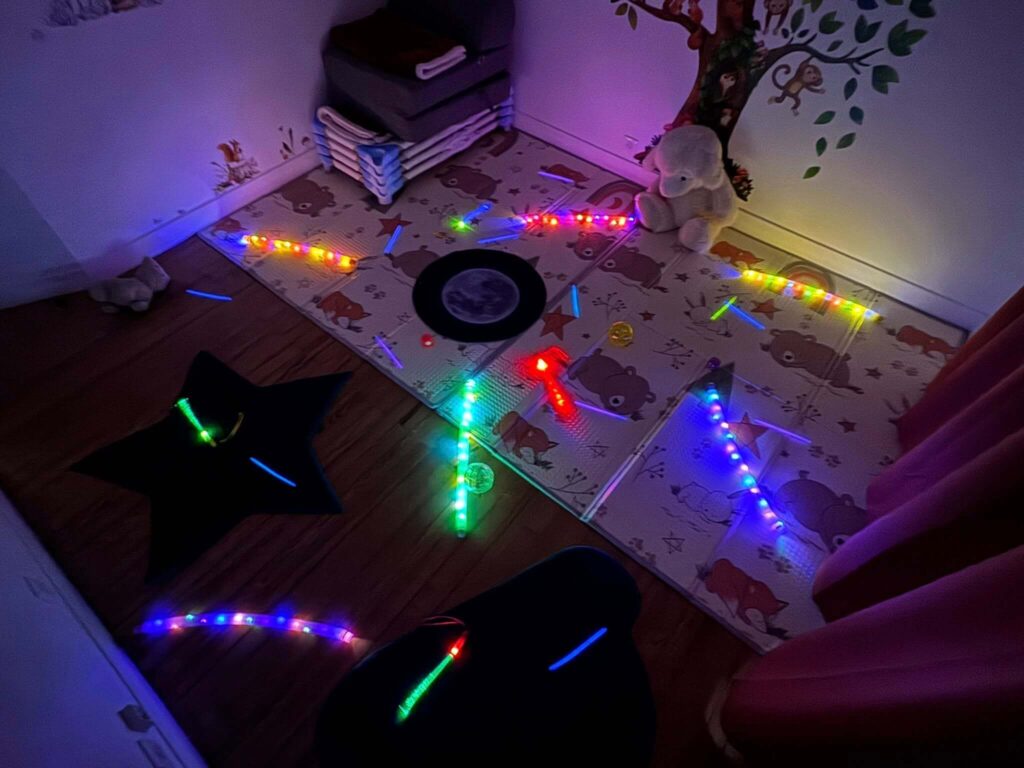 espace-sensoriel-lumineux-chambre-mam-super-poppins.jpg Espace de jeu et d'éveil sensoriel (méthode Snoezelen) avec lumières colorées et matelas pour les enfants de la MAM Super Poppins (service de garde enfants type crèche à Blagnac, Beauzelle et Colomiers).
