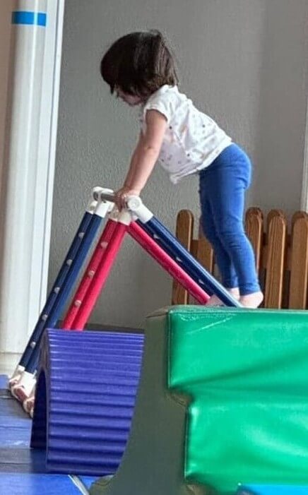 motricite-libre-cac-blagnac-parcours-mam-super-poppins.jpg Activité de motricité libre (garde enfants / crèche) pour les enfants de la MAM Super Poppins (Blagnac, Beauzelle, Colomiers), utilisant le parcours d'escalade sécurisé au Centre d'Animation Culturelle (CAC).