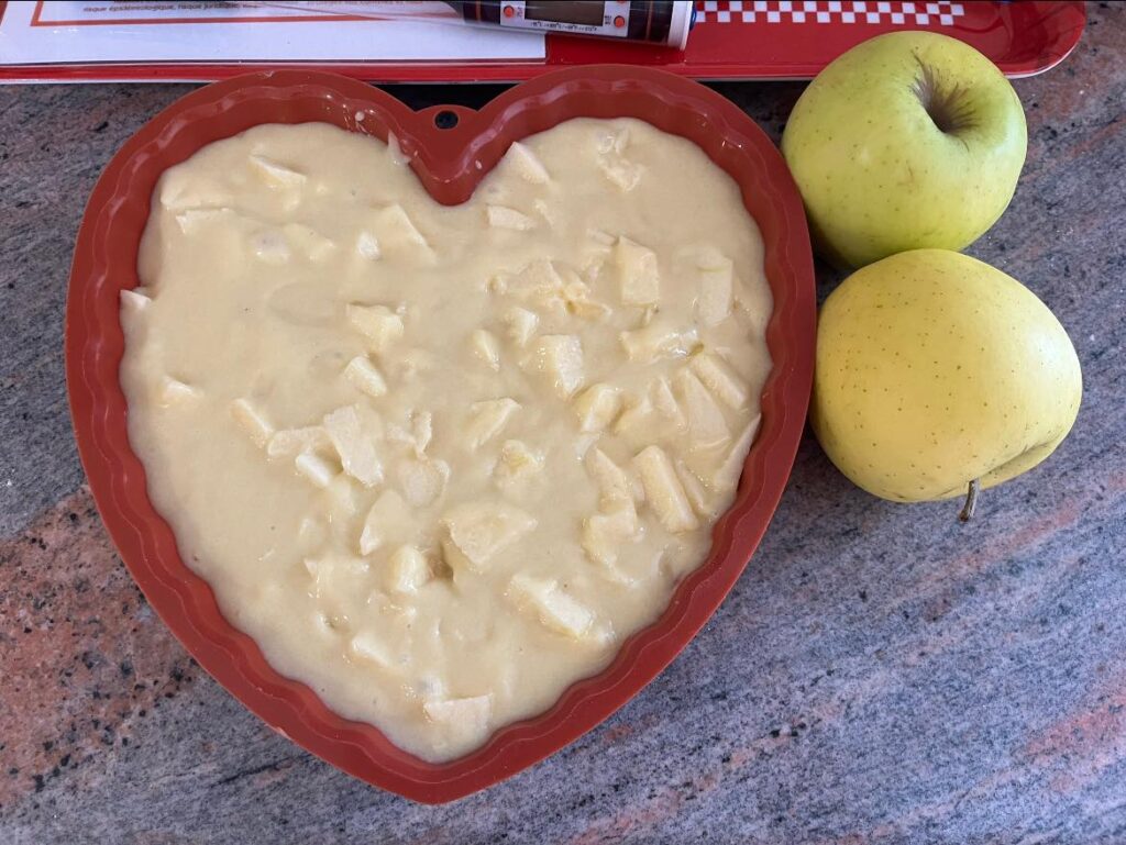atelier-cuisine-maison-enfants-mam-super-poppins-blagnac.jpg Préparation d'un gâteau maison aux pommes dans un moule cœur, illustrant les ateliers cuisine de la Maison d'Assistantes Maternelles Super Poppins à Blagnac