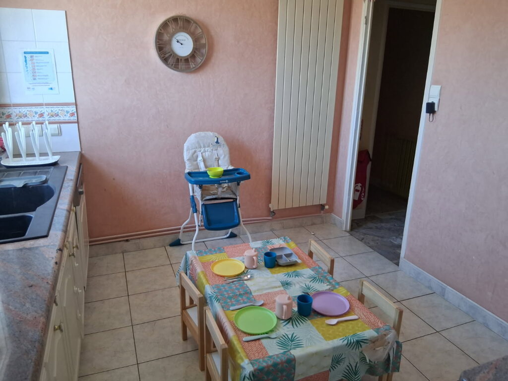 repas-midi-enfants-cuisine-mam-super-poppins-blagnac.jpg Espace repas avec chaise haute et petite table colorée pour le déjeuner des jeunes enfants à la Maison d'Assistantes Maternelles (MAM) Super Poppins de Blagnac