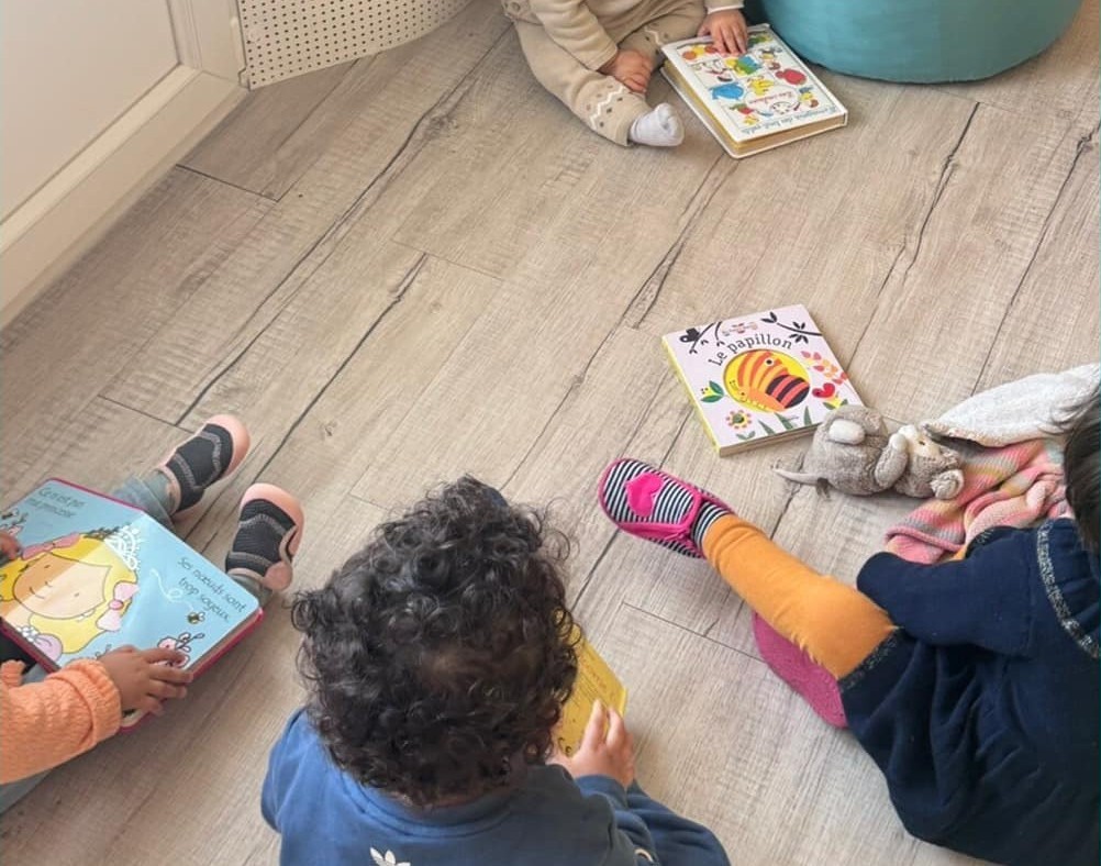 enfants-lecture-eveil-livres-mam-super-poppins-blagnac.jpg Plusieurs jeunes enfants lisant des livres d'éveil colorés lors d'un temps calme à la Maison d'Assistantes Maternelles (MAM) Super Poppins de Blagnac (service garde enfants et crèche).