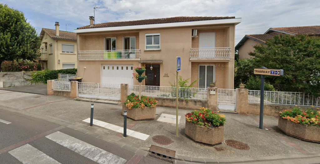 facade-exterieure-maison-mam-super-poppins-blagnac.jpg Façade extérieure de la Maison d'Assistantes Maternelles (MAM) Super Poppins à Blagnac, avec son entrée et le panneau Tramway à proximité