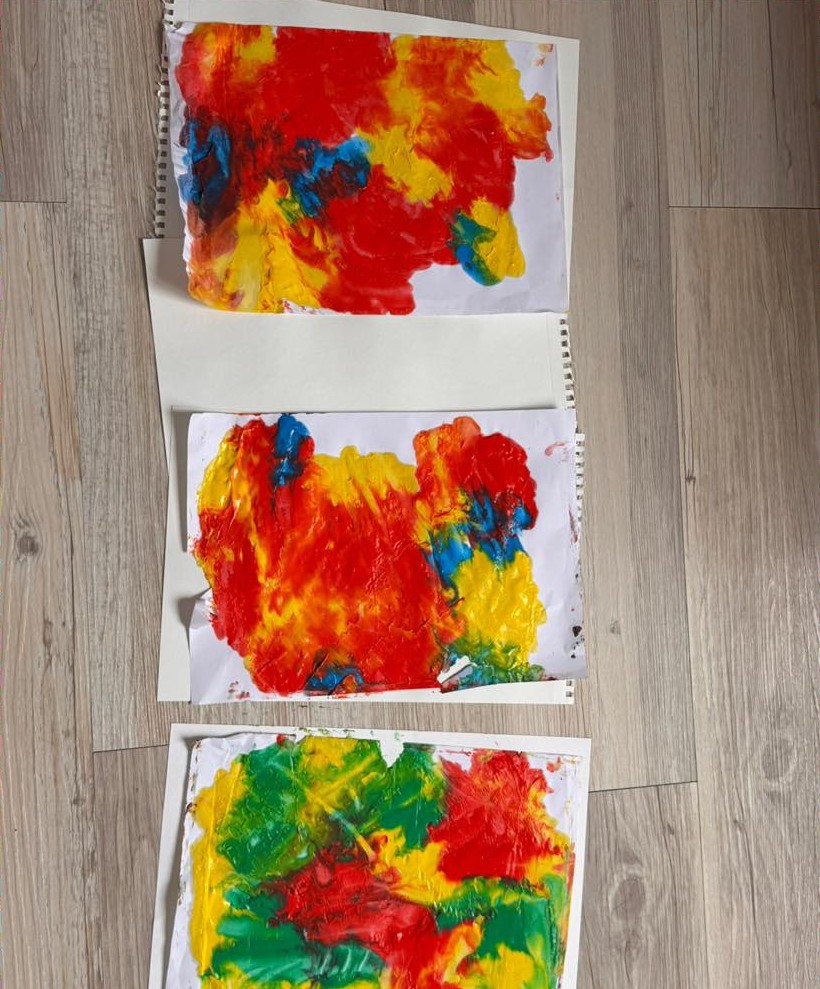 creations-peinture-enfants-mam-super-poppins-blagnac.jpg Créations de peintures colorées réalisées par les enfants lors d'une activité artistique à la Maison d'Assistantes Maternelles (MAM) Super Poppins (accueil garde enfants type crèche à Blagnac, Beauzelle et Colomiers).