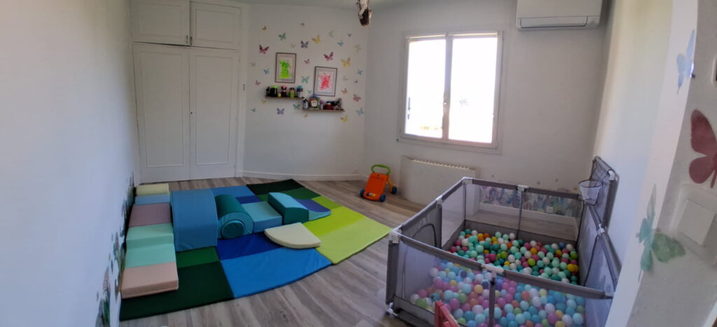 motricite-libre-piscine-a-balles-mam-super-poppins-blagnac.jpg Espace de motricité libre sécurisé avec modules en mousse et parc de jeux avec piscine à balles pour les jeunes enfants de la Maison d'Assistantes Maternelles Super Poppins à Blagnac