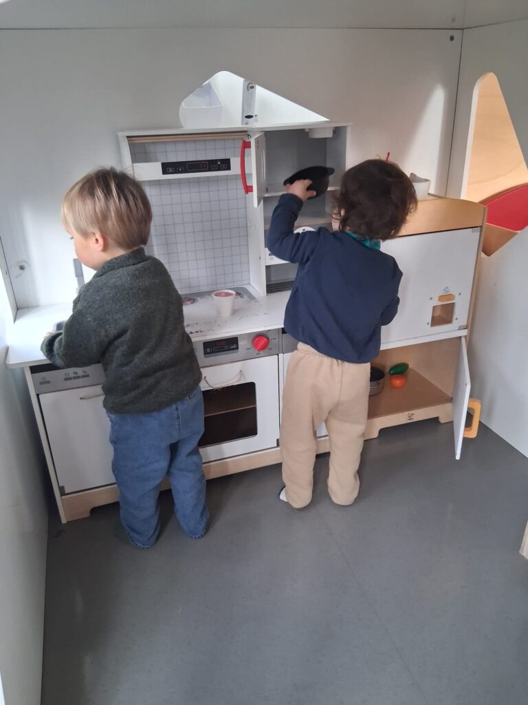 Jeux d'éveil et apprentissage de la vie quotidienne à la MAM Super Poppins, Blagnac.