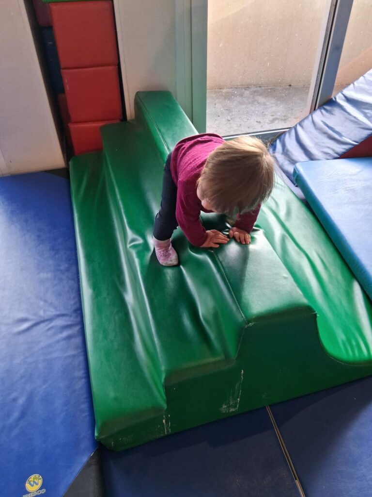 Séance de motricité pour bébés à la MAM Super Poppins, Blagnac.