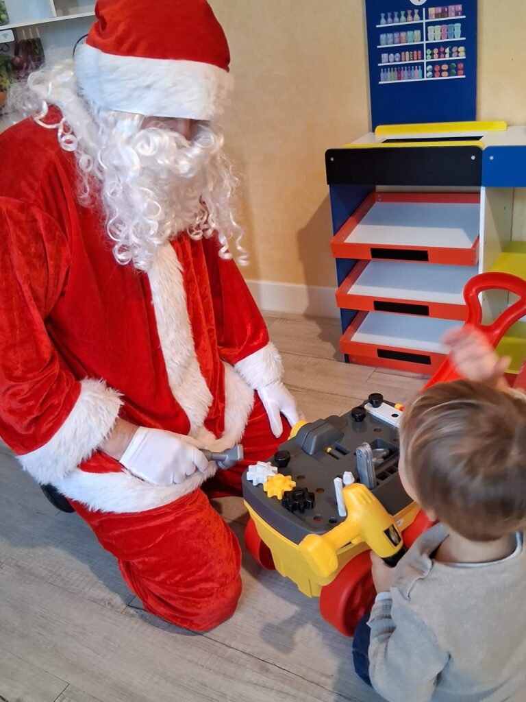 visite-pere-noel-mam-super-poppins Visite du Père Noël à la MAM Super Poppins de Blagnac .